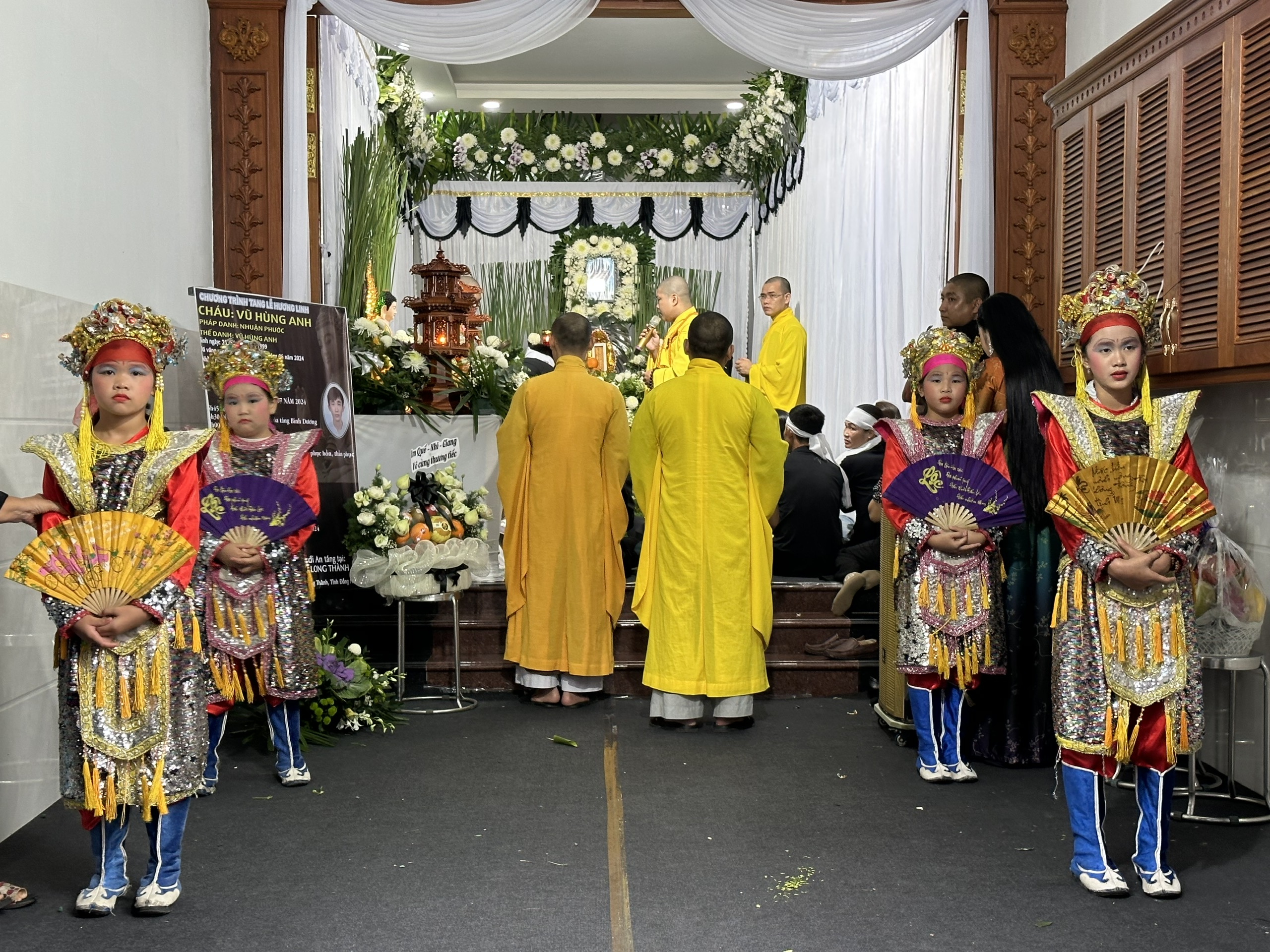 Hầu hòm trang trọng